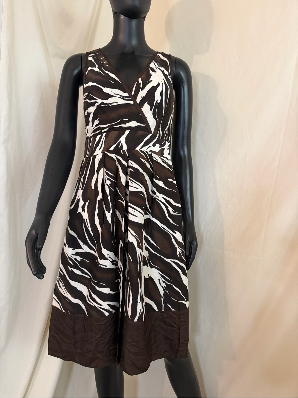 Banana Republic Sleeveless Brown and Cream Printed V-Neck Dress (Size 6)
